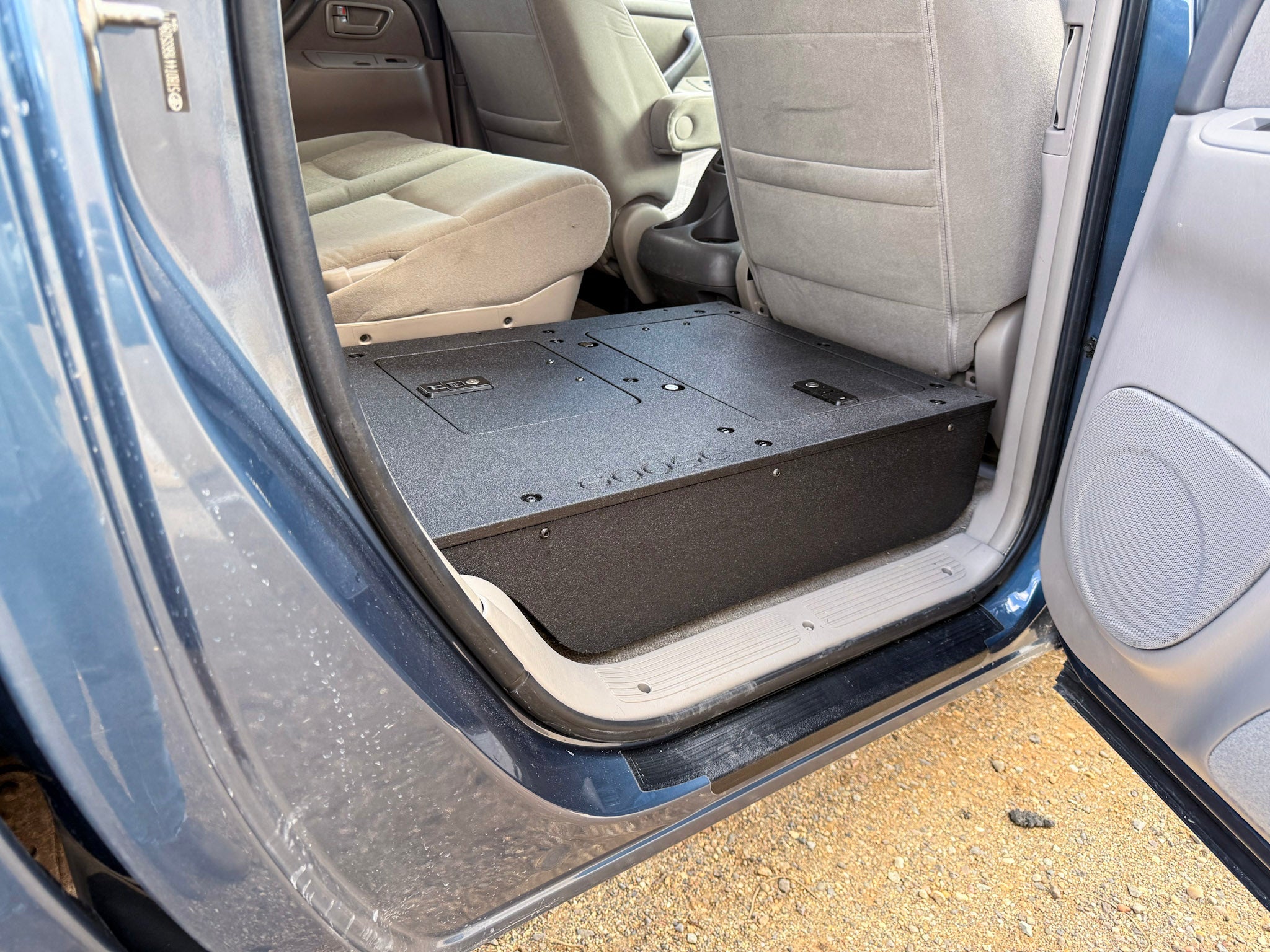 Goose Gear Toyota Tundra - 2000 - 2006 1st Gen - Double Cab - Second Row Seat Delete Plate System