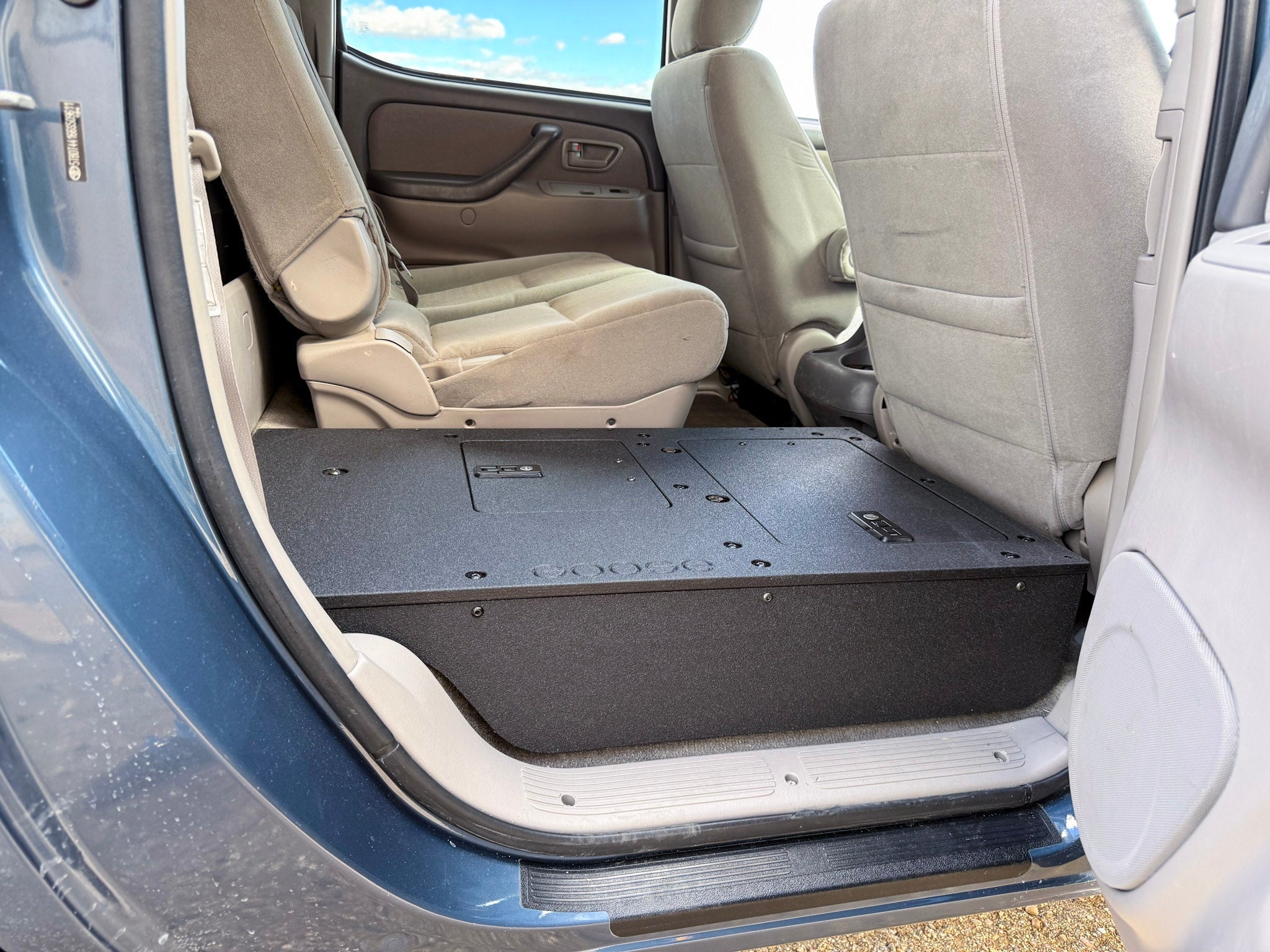 Goose Gear Toyota Tundra - 2000 - 2006 1st Gen - Double Cab - Second Row Seat Delete Plate System