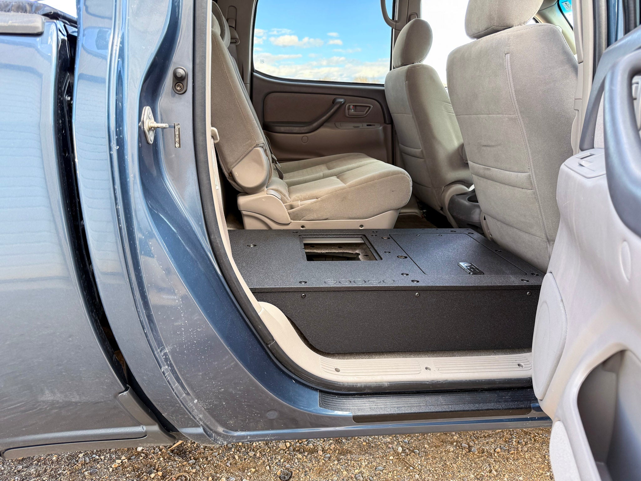 Goose Gear Toyota Tundra - 2000 - 2006 1st Gen - Double Cab - Second Row Seat Delete Plate System