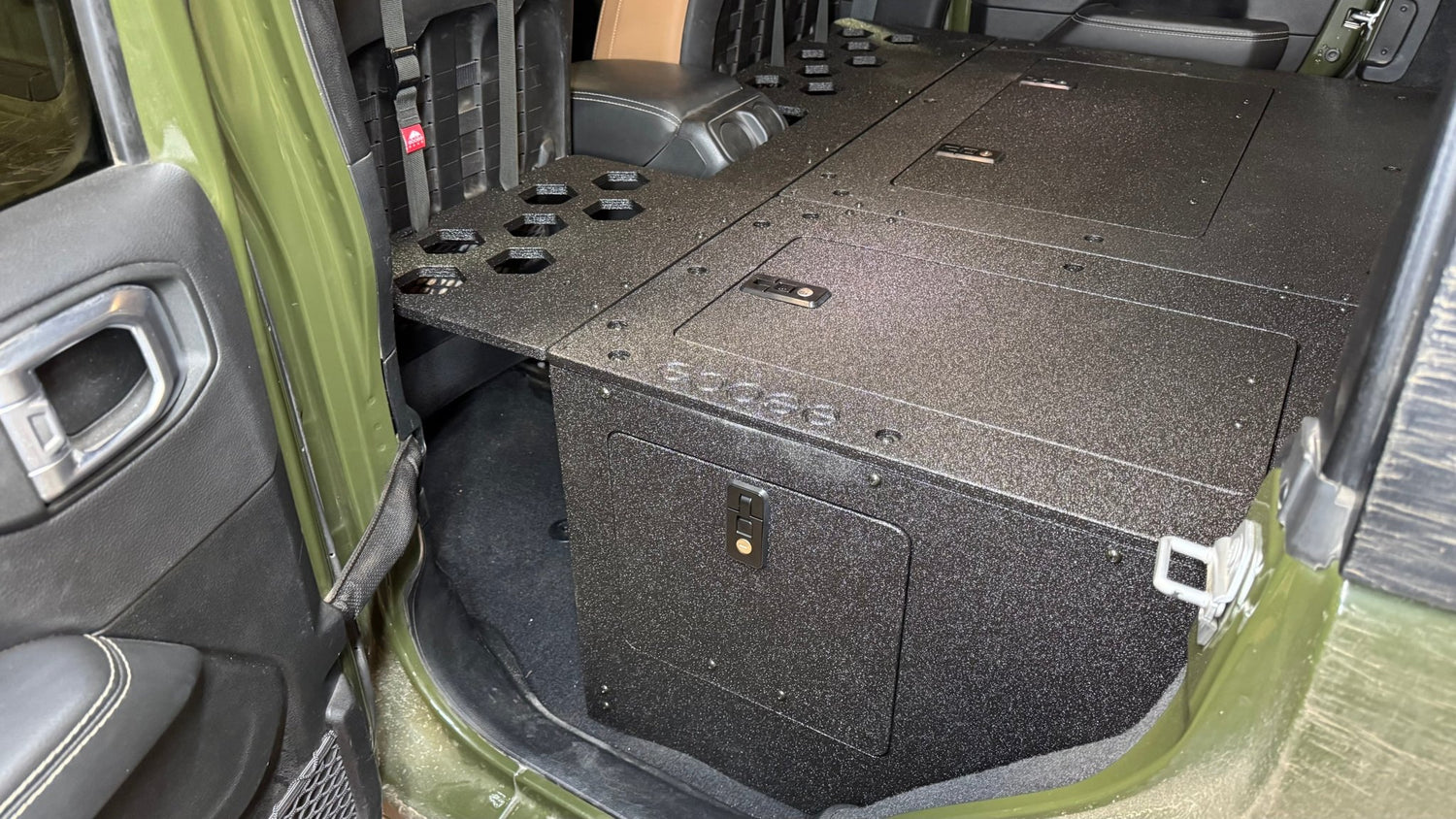 Goose Gear Jeep Wrangler 2018 - Present JLU 4 Door - Second Row Seat Delete Plate System - 8&quot; or 10&quot; Module Based