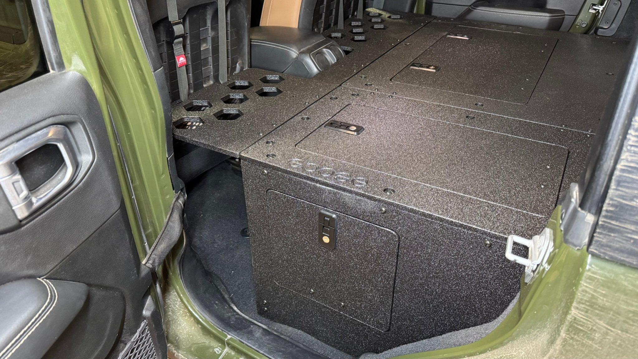Goose Gear Jeep Wrangler 2018 - Present JLU 4 Door - Second Row Seat Delete Plate System - 8&quot; or 10&quot; Module Based
