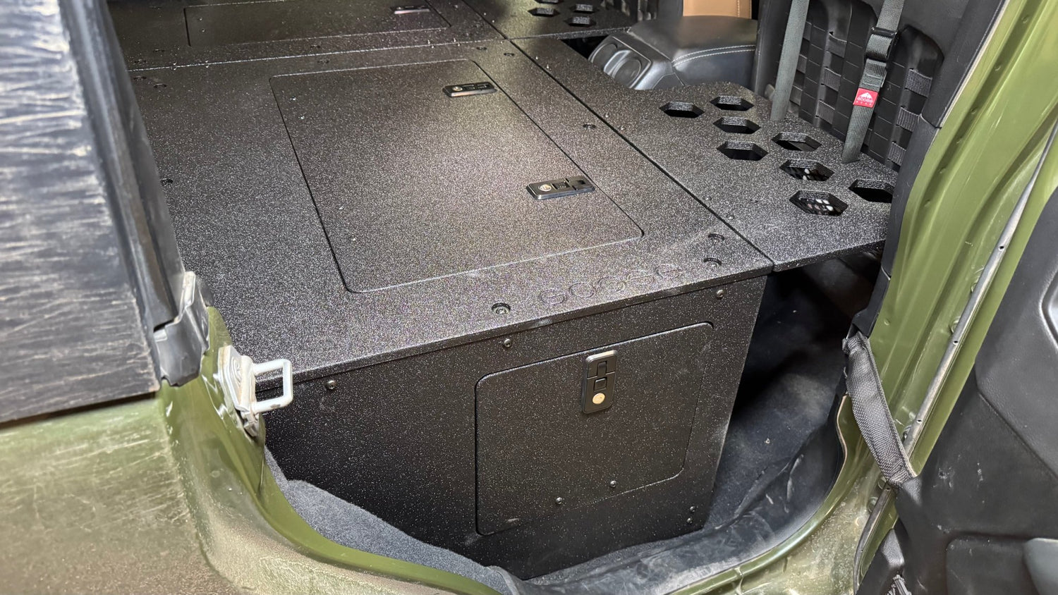 Goose Gear Jeep Wrangler 2018 - Present JLU 4 Door - Second Row Seat Delete Plate System - 8&quot; or 10&quot; Module Based