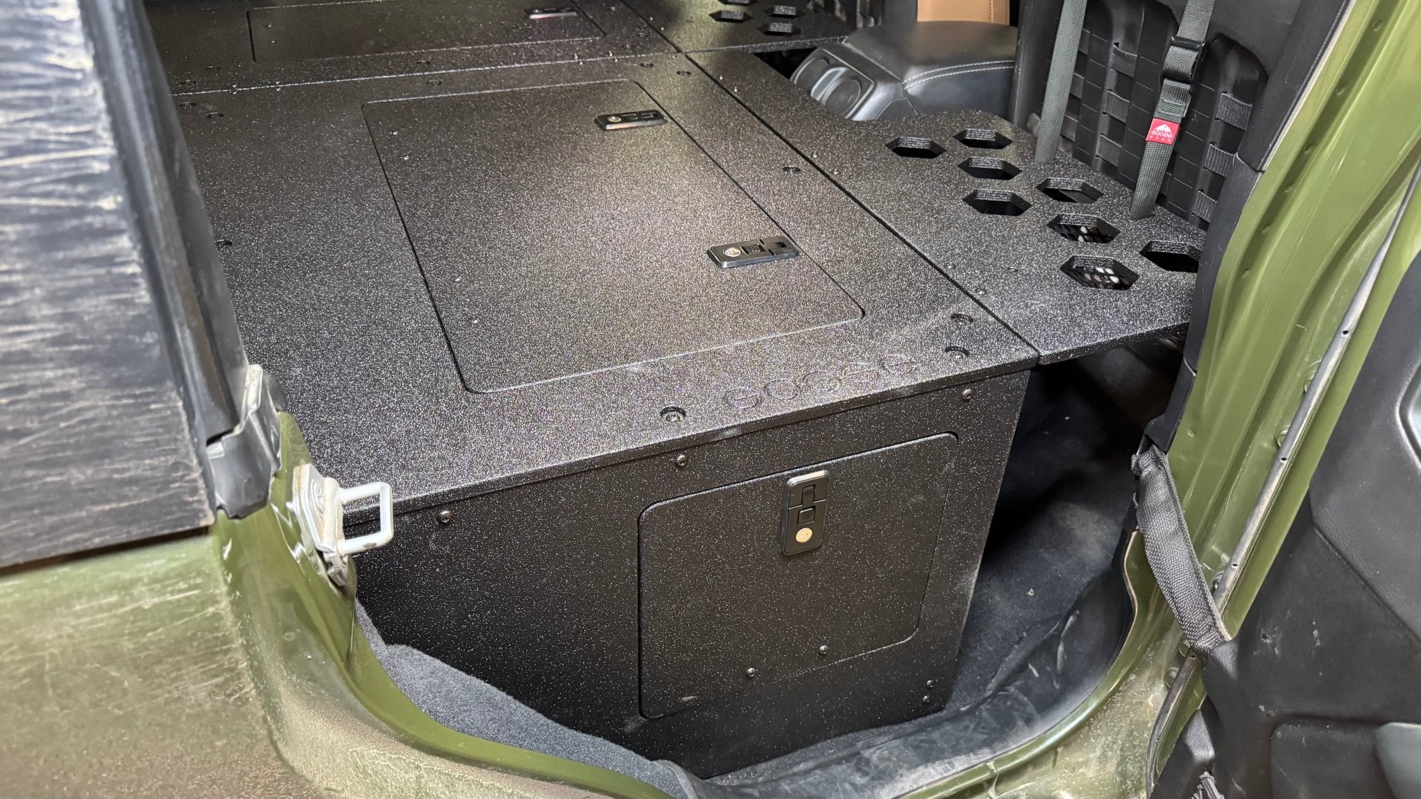 Goose Gear Jeep Wrangler 2018 - Present JLU 4 Door - Second Row Seat Delete Plate System - 8&quot; or 10&quot; Module Based