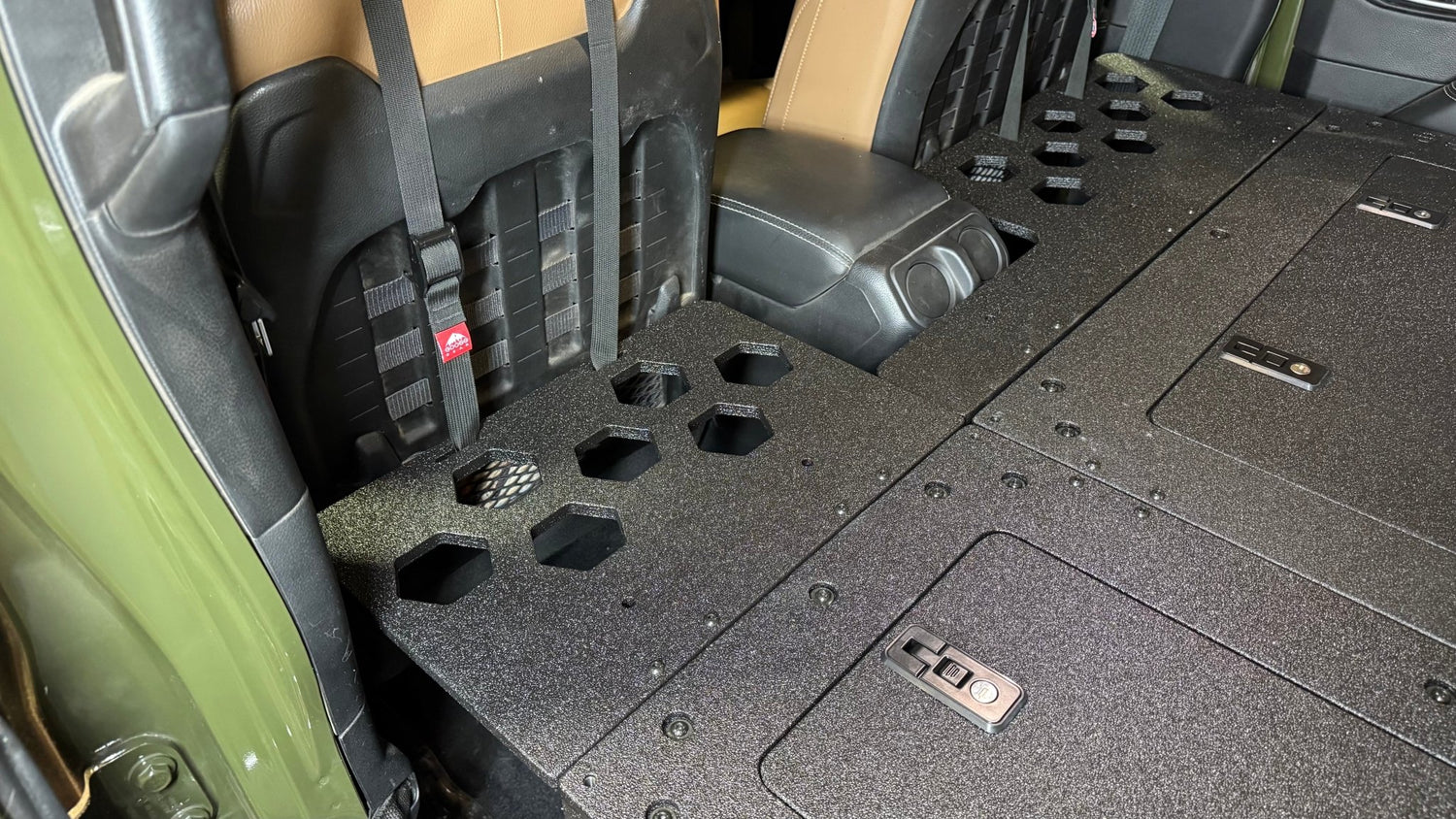 Goose Gear Jeep Wrangler 2018 - Present JLU 4 Door - Second Row Seat Delete Plate System - 8&quot; or 10&quot; Module Based