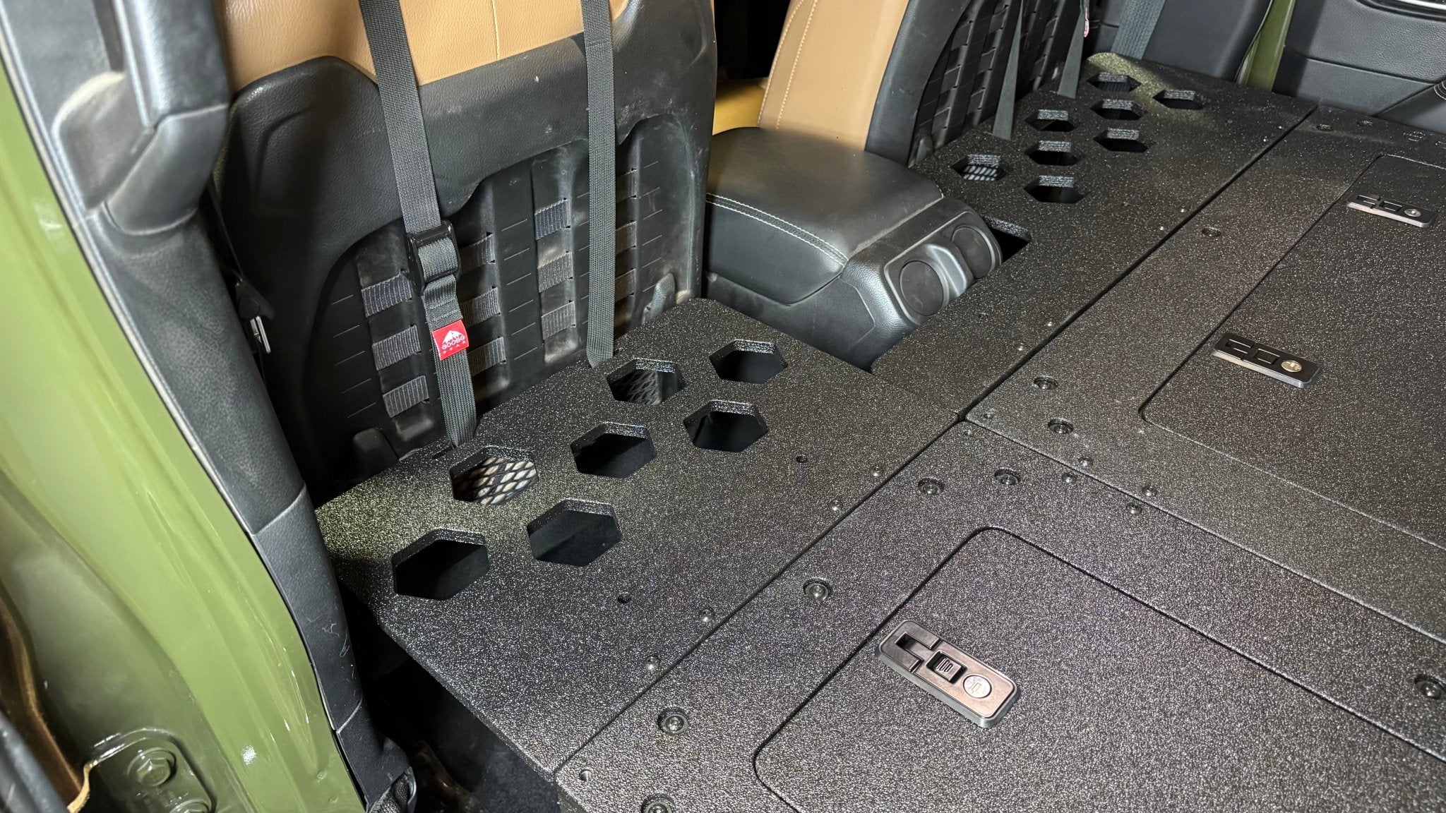 Goose Gear Jeep Wrangler 2018 - Present JLU 4 Door - Second Row Seat Delete Plate System - 8&quot; or 10&quot; Module Based