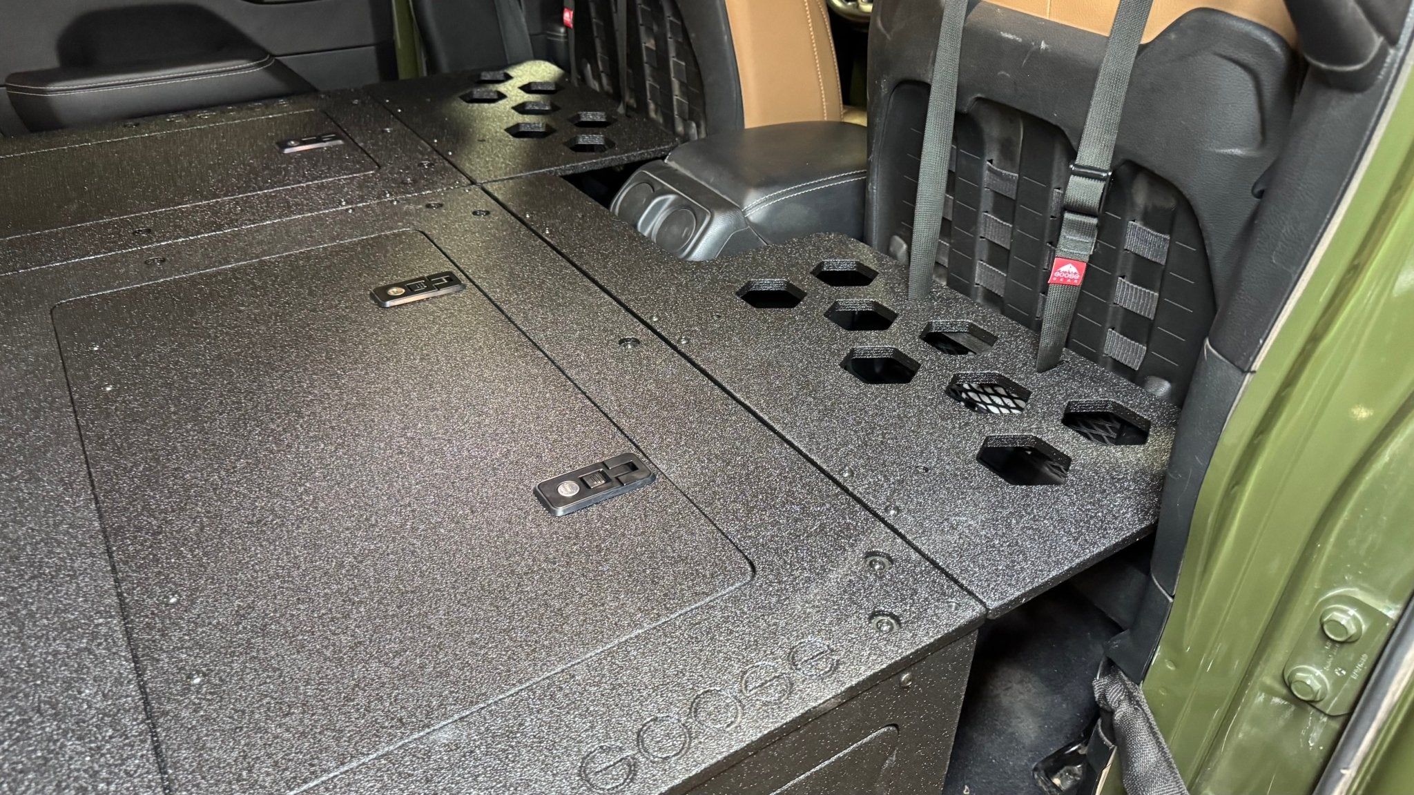 Goose Gear Jeep Wrangler 2018 - Present JLU 4 Door - Second Row Seat Delete Plate System - 8&quot; or 10&quot; Module Based