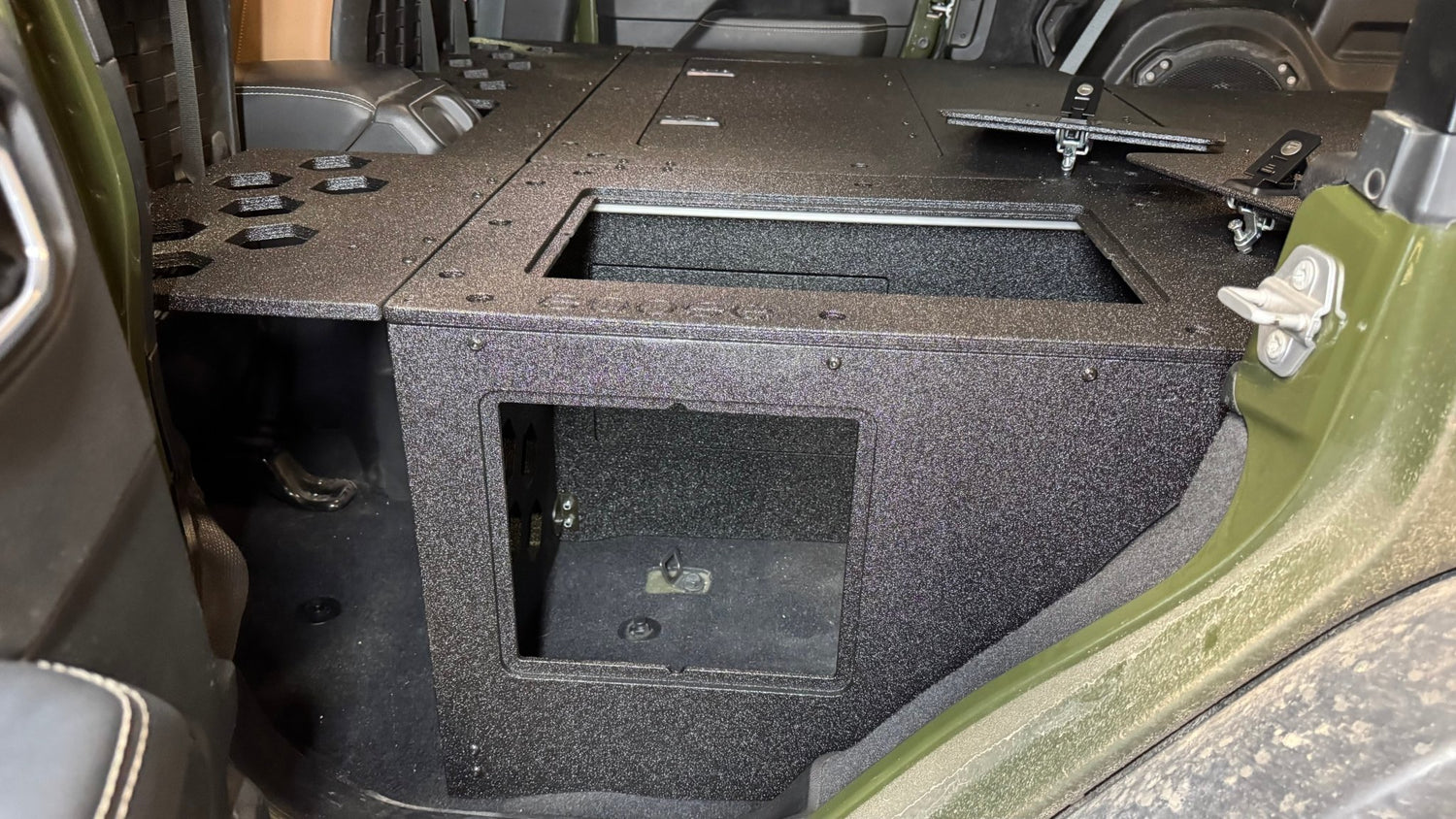 Goose Gear Jeep Wrangler 2018 - Present JLU 4 Door - Second Row Seat Delete Plate System - 8&quot; or 10&quot; Module Based